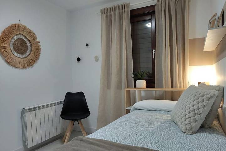Entire apartment, Apartment with Garden and Parking in Castiello de Jaca in Castiello de Jaca, Aragonese Pyrenees