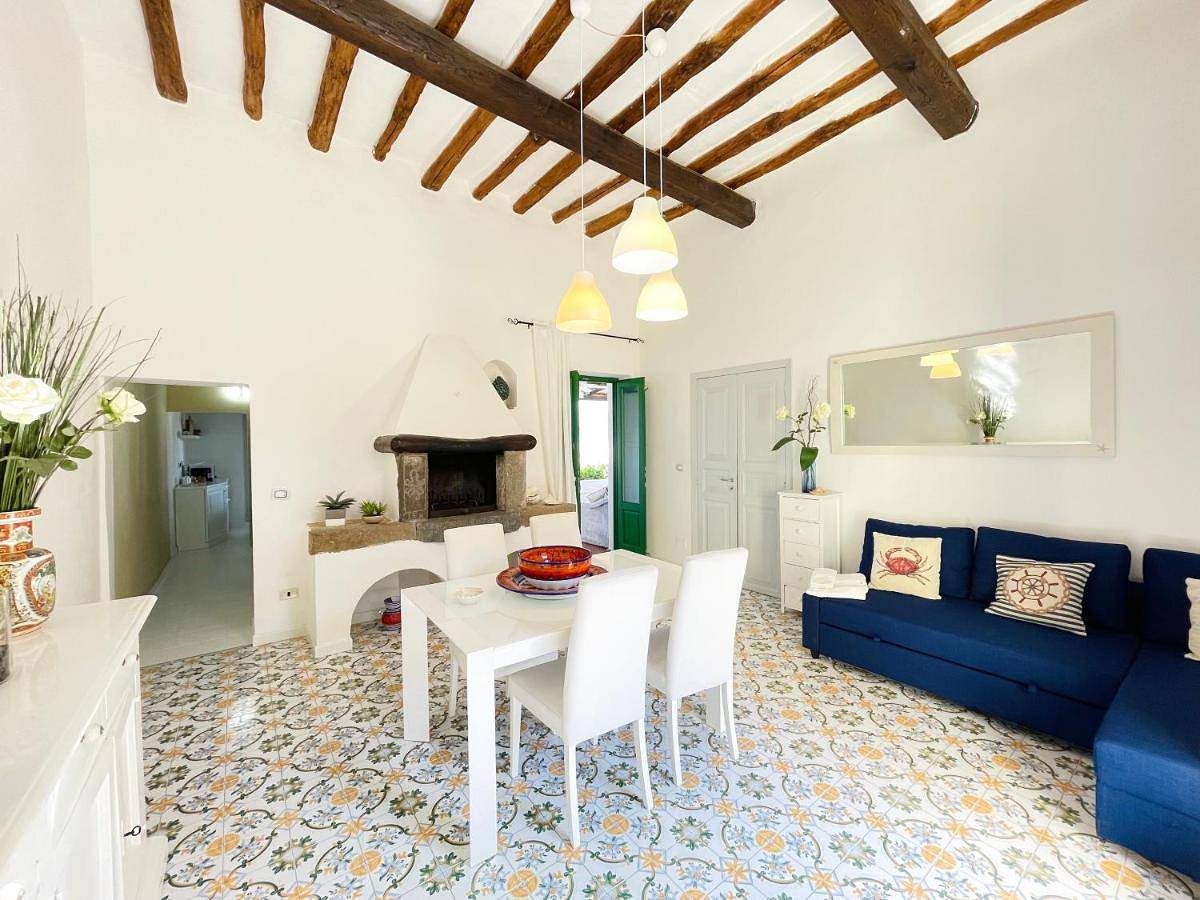 Villa Pomelia, Villa nel corso di Santa Marina Salina a 50 mt dal mare in Santa Marina Salina, Salina