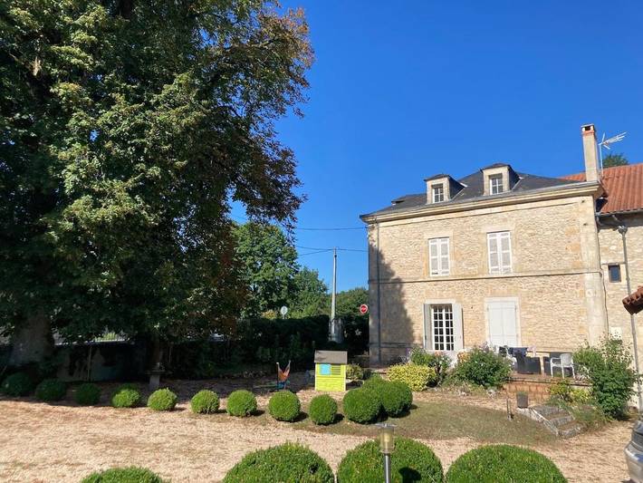 Location de vacances pour 10 personnes, avec piscine et terrasse à Négrondes