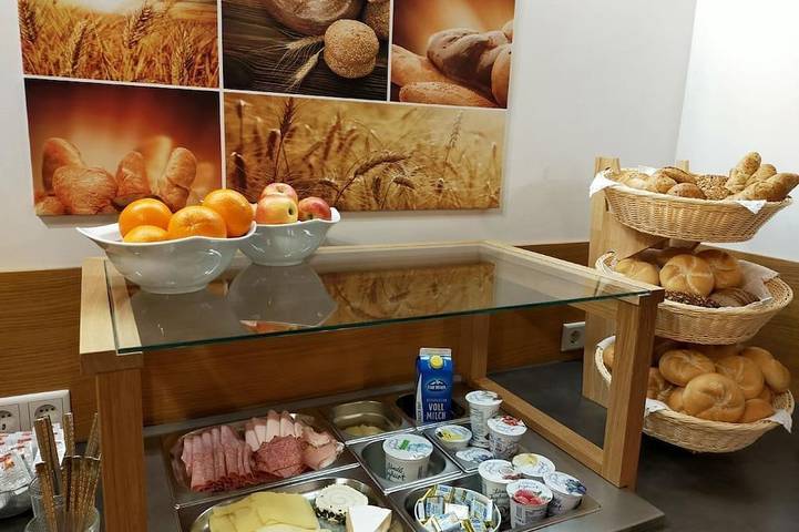 Familienzimmer mit Balkon - Pension Edelweiss Bischof Kg in Bregenzerwald (Vorarlberg), Damüls