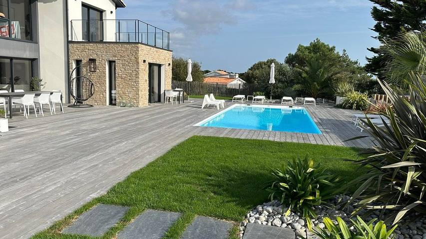 Gîte pour 2 personnes, avec jardin et piscine ainsi que terrasse et jacuzzi dans Plage Du Port Meleu Prefailles - 2