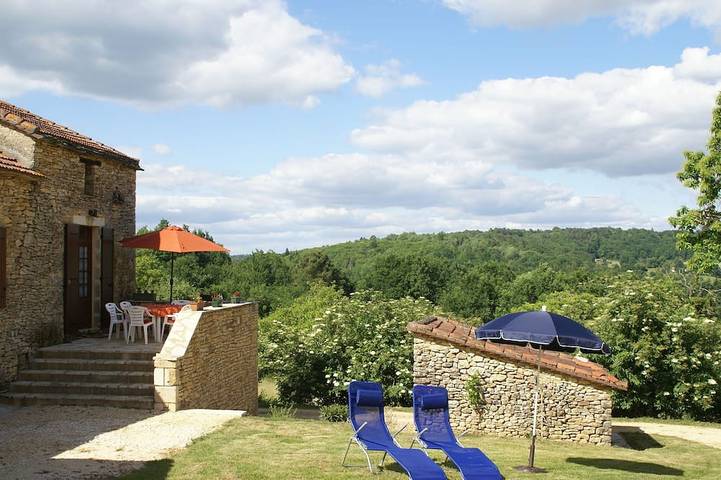 Location de vacances pour 7 personnes, avec terrasse ainsi que jardin et piscine à Loubejac