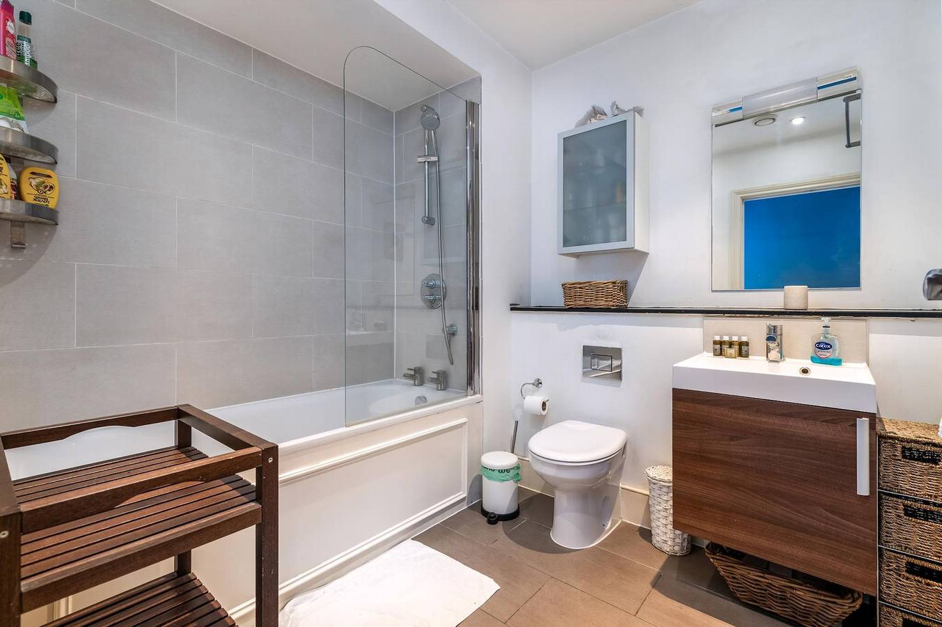 Entire apartment, Kra - Bright & Spacious Battersea Flat in Wandsworth, London