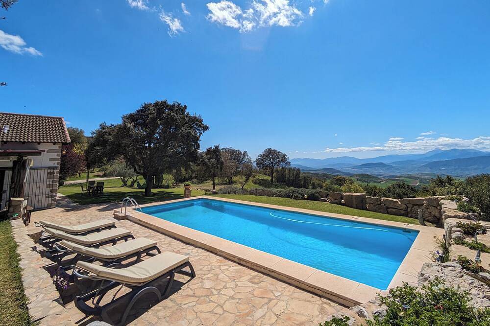 Rural house with spacious exterior and views of the mountains of Malaga. full rent in La Joya, Antequera