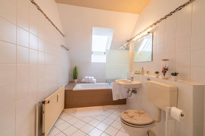 Ganze Wohnung, Moderne Dachgeschosswohnung bis 6 Personen - Parkplatz - Waschmaschine in Coburg, Oberes Maintal - Coburger Land