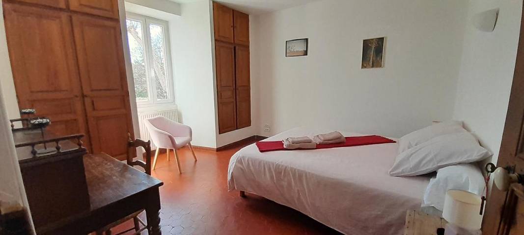 Location de vacances pour 2 personnes, avec vue ainsi que jardin et piscine à Lagnes - 2