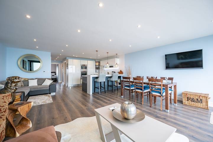 Oceanfront Villa with Stunning Beach Views in Pevensey, Sussex Oriental