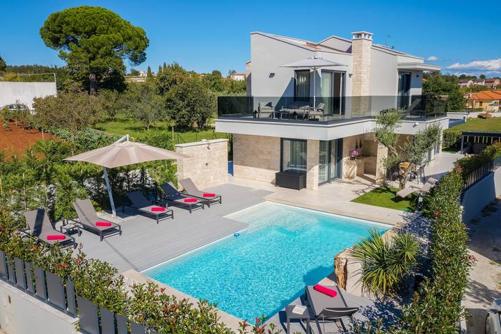 Ferienhaus für 6 Personen, mit Balkon und Terrasse sowie Pool und Sauna in Kastelir