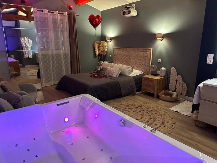 Maison d’hôte pour 2 personnes, avec Jacuzzi et Terrasse ainsi que Jardin et Piscine