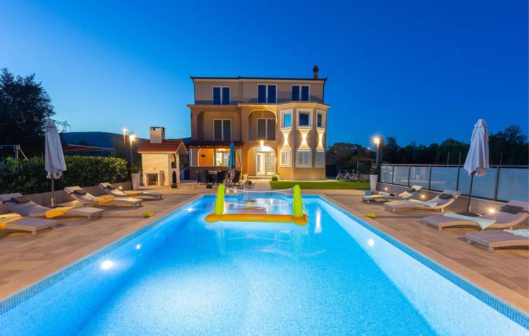 Geräumige 180 m² große Wohnung mit Pool und Terrasse, 800 m vom Zentrum von Dugopolje entfernt in Dugopolje, Dalmatinisches Zagora