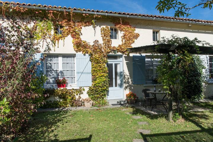 Gîte pour 2 personnes, avec piscine, adapté aux familles