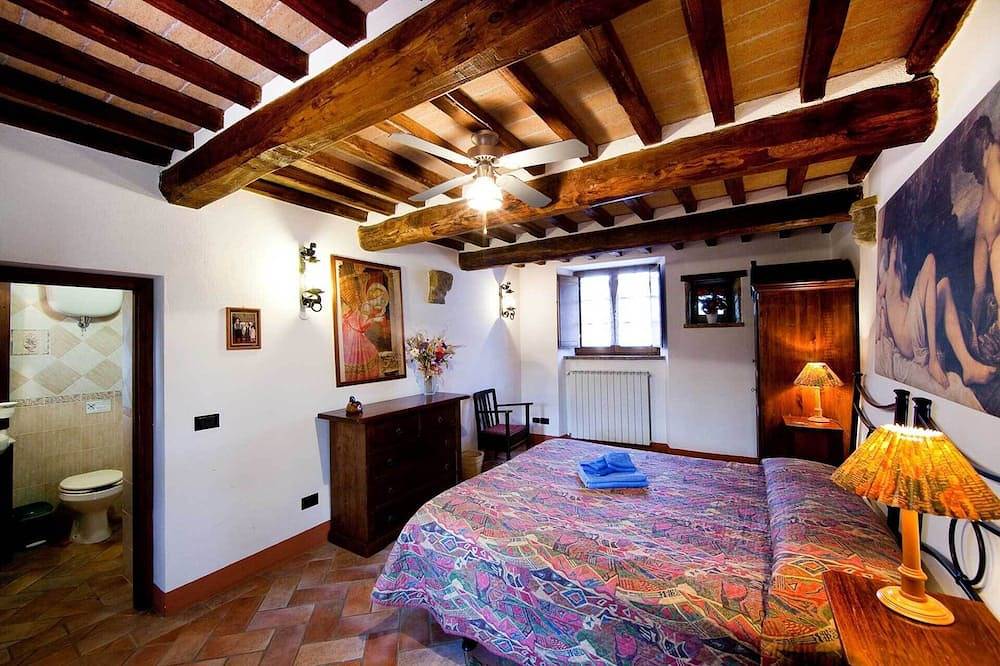 Entire apartment, Large country apartment in Cortona 1bed1bath with shared pool & gorgeous gardens in Scanizza, Umbria