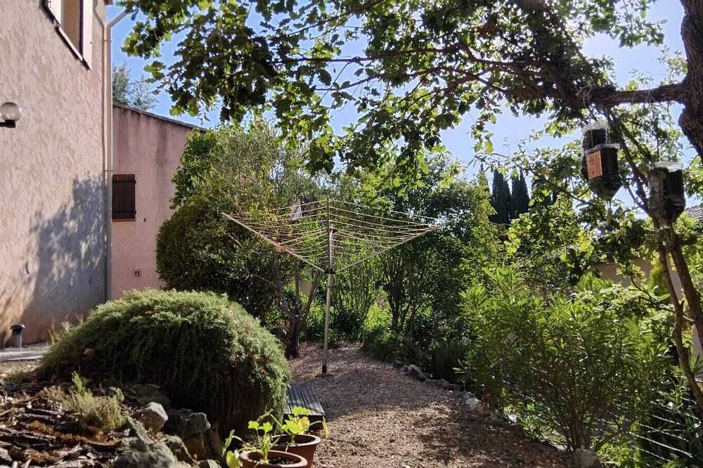 Ground floor of villa with private garden for 2. Sports enthusiasts welcome! in Quinson, Verdon Regional Natural Park