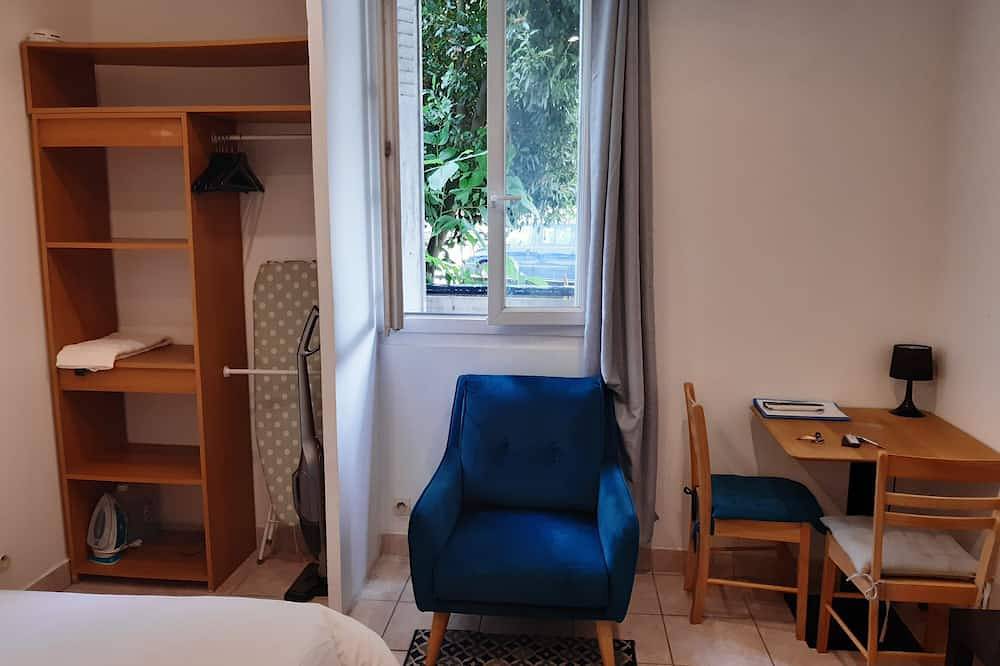 Apartamento entero, Clamart apartment 200 m from the T6 streetcar station Pave Blanc with separate kitchen in Clamart, Altos del Sena