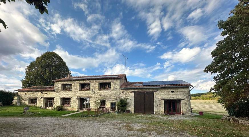 Maison de vacances pour 9 personnes, avec Terrasse ainsi que Jardin et Vue à Scorbé-Clairvaux