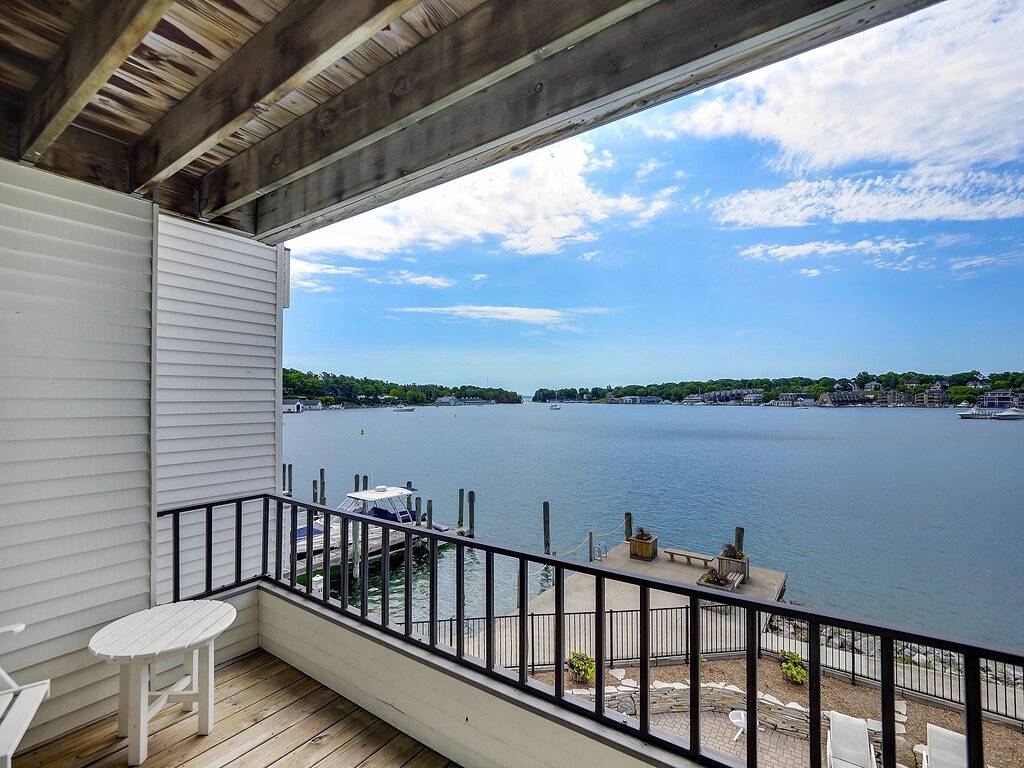Ganze Wohnung, Gorgeous Lake Charlevoix Balcony | Downtown Charlevoix | Pool, Hot Tub, Sauna in Charlevoix, Charlevoix County