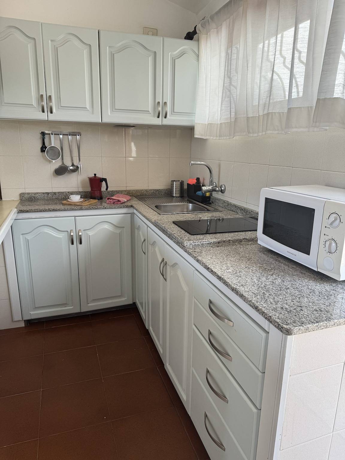 Apartamento entero, Apartamento vacacional 'Los Porches K28' con piscina compartida, terrazas privadas y Wi-Fi in Maspalomas, San Bartolomé de Tirajana