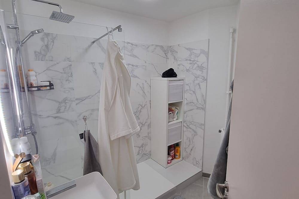Entire apartment, Appartement Refait à Neuf Proche de Tous les Transports in Rosny-sous-Bois, Seine-Saint-Denis