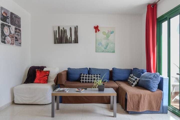 Entire apartment, Charming Holiday Apartment "Apartamento Anaca 2" Next to the Beach in Playa Blanca, Yaiza