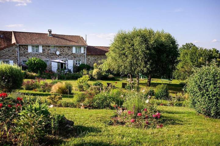 Location de vacances pour 5 personnes, avec jardin à Saint-Romain-sous-Gourdon