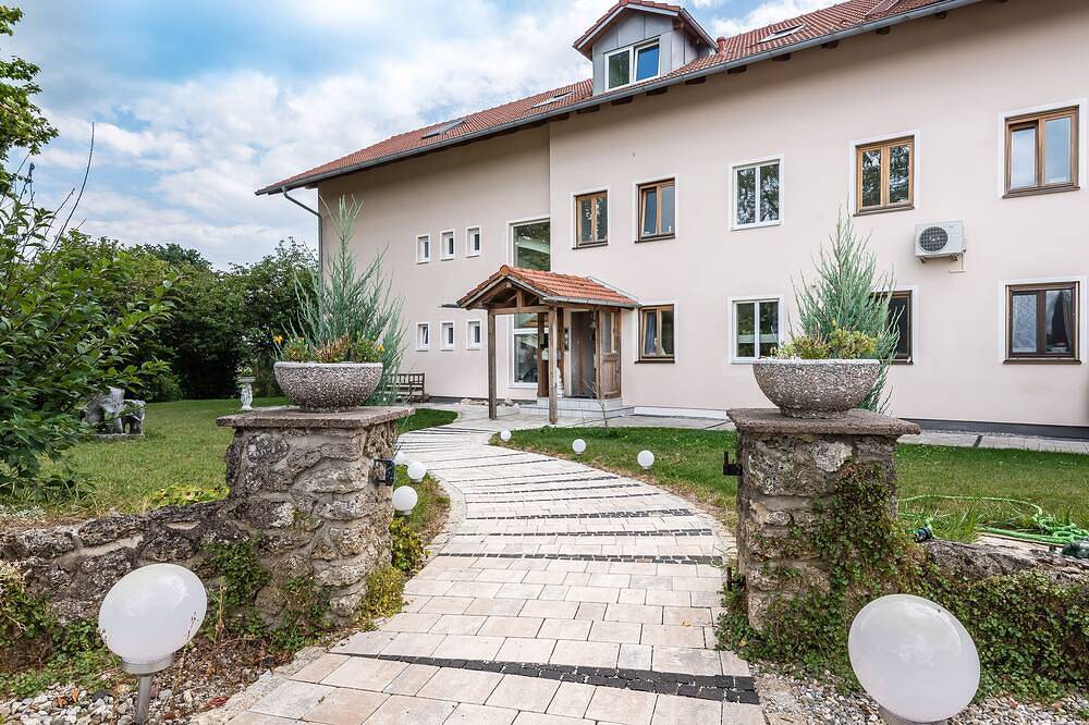 Ganze Wohnung, Voll ausgestattete Ferienwohnung mit großer Terrasse, 60 m² in Breitbrunn (Edling), Edling