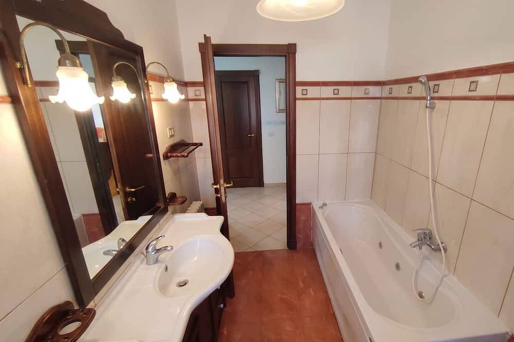 Appartamento intero, Casa Rosy Tropea: 150mq di Spazio e Freschezza tra Stazione, centro e lungomare in Tropea, Provincia di Vibo Valentia