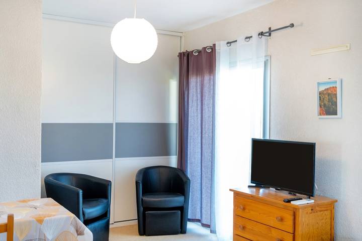Ganzes Studio, Gemütliches Studio mit Balkon, Klimaanlage und Billard – Cazaubon in Cazaubon, Gers