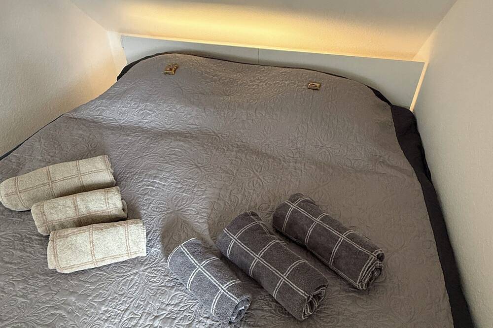 Ganze Wohnung, Klimatisierte frisch renovierte Maisonette-Whg + Wallbox (perfekte Lage in Horn) in Horn-Bad Meinberg, Kreis Lippe