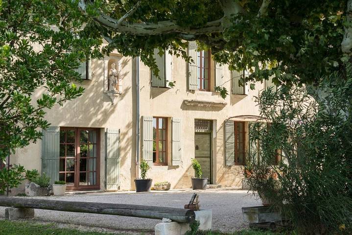 Location de vacances pour 2 personnes, avec Terrasse et Jardin ainsi que Piscine et Vue à Le Pontet