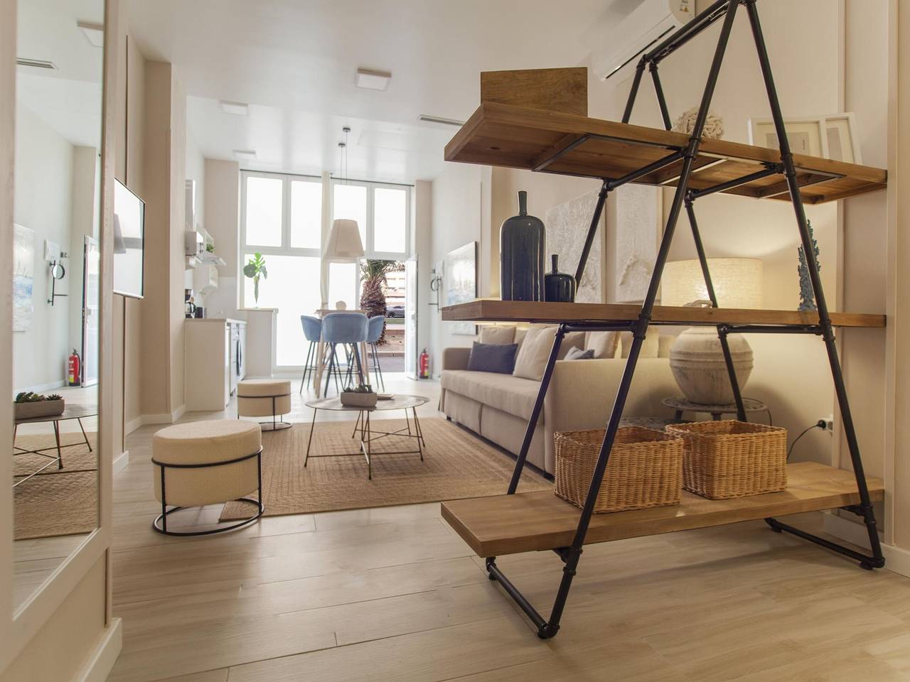 Hel leilighet, Stylish Loft 100 m from the beach in Valencia with Wi-Fi and air conditioning in La Malvarrosa, Valencia