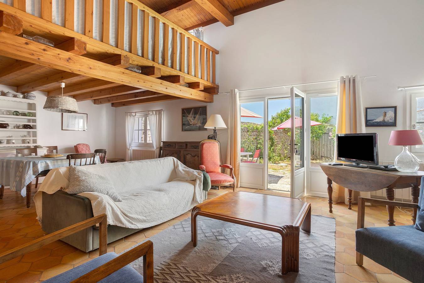 « Maison De Pays Églantine » avec terrasse, jardin privés et Wi-Fi in Sainte-Marie-de-Ré, Île de Ré