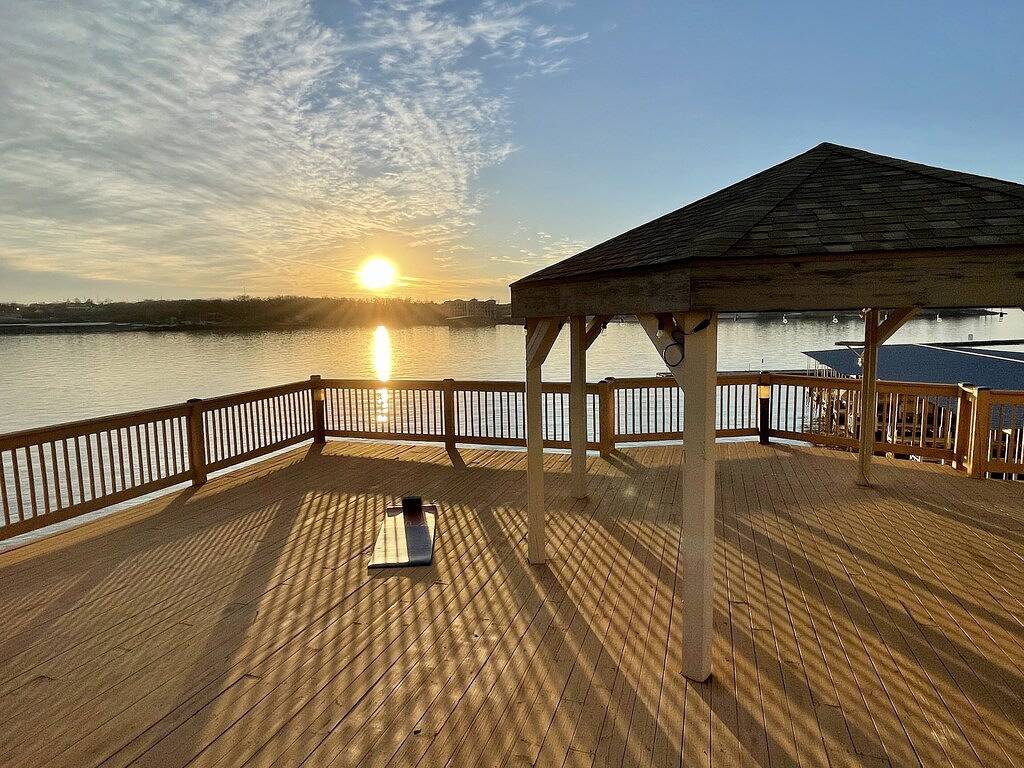 Ganze Wohnung, Stylish Lakefront, King Bed Suite, Sunset View, Pool, Boat Slip, Privatetopfloor in Osage Beach, Lake of the Ozarks