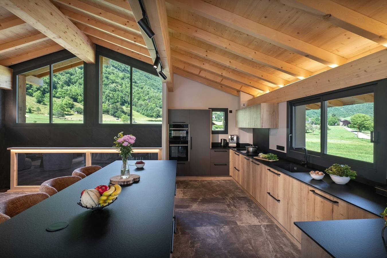 Chalet pour 8 avec jacuzzi, terrasses et piscine - Ovo Network in Val-de-Chaise, Région d'Annecy