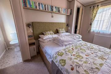 Static Caravan for 6 People in Waveney District, Suffolk, Photo 2