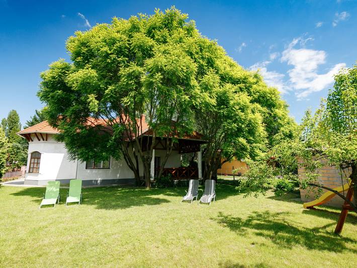 Ferienhaus für 12 Personen, mit Terrasse und Garten in Balatonboglar