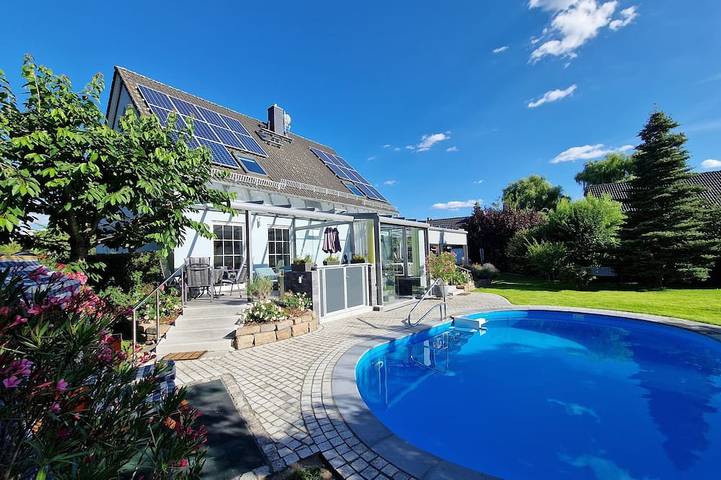 Ferienwohnung für 4 Personen, mit Whirlpool und Terrasse sowie Garten und Pool