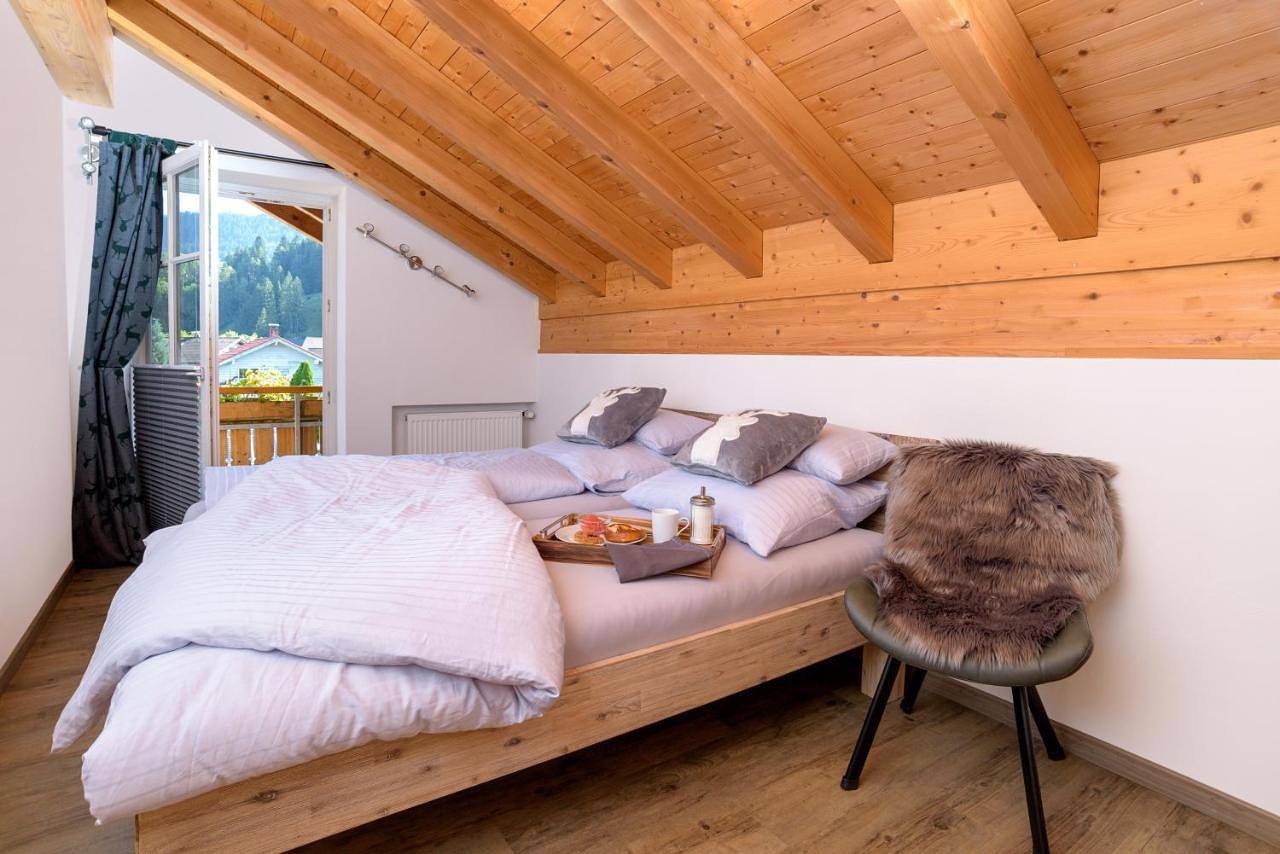 Berg Fux - Zwei Ferienhäuser mit je 5 und 6 Schlafzimmern mit eigener Dachterrasse - fantastischem Bergblick - Weber Gas Grill in Sonthofen, Bayerisch Schwaben