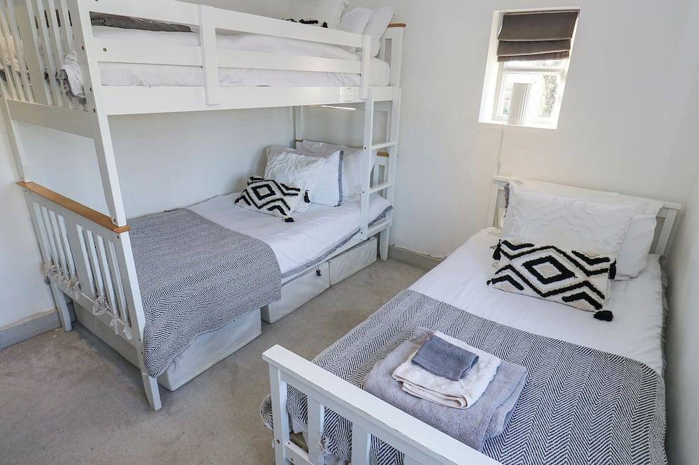 Dreamwood Cottage, pet friendly, with hot tub in Newmillerdam in Wakefield, Westliches Yorkshire