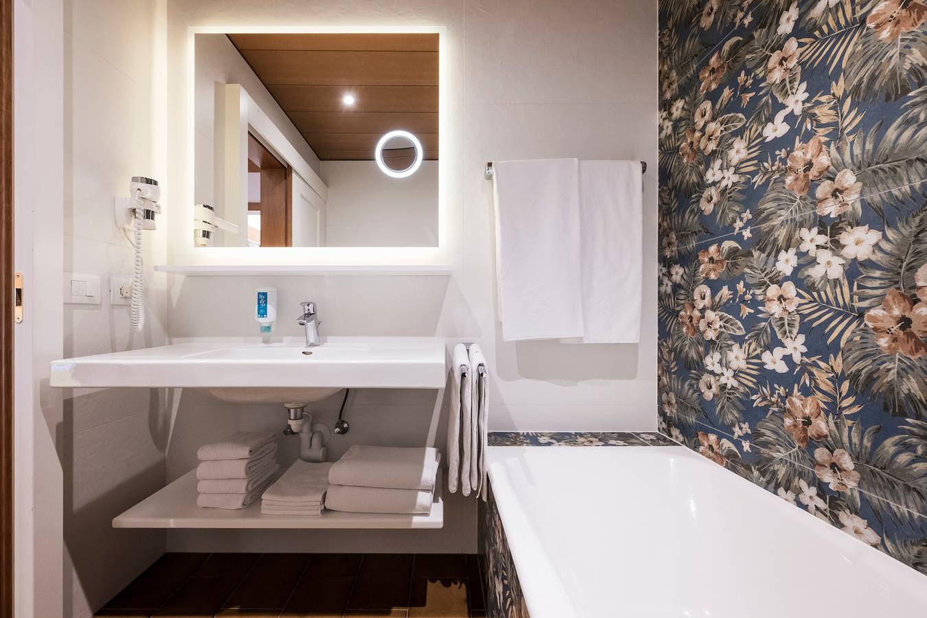 Ganze Wohnung, "Villa Stella Apartment N 46" mit Bergblick, Wlan, Balkon, Terrasse und Garten in St. Ulrich in Gröden, Dolomiti Superski