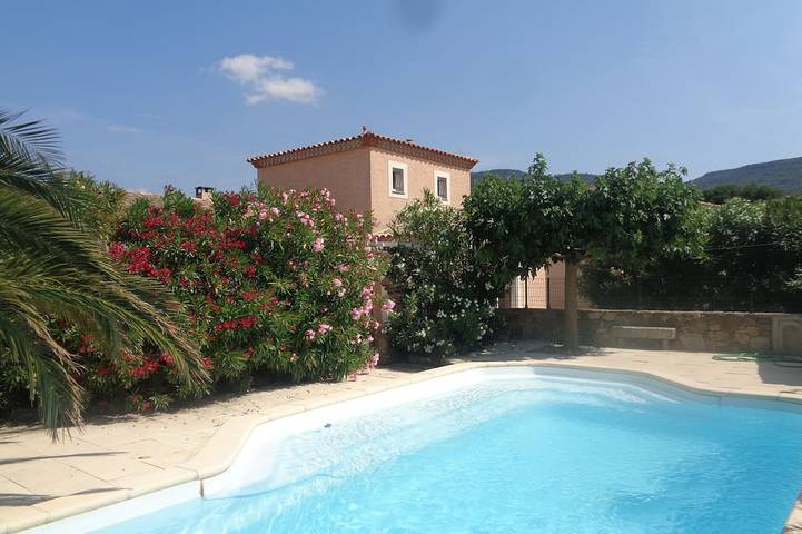Location de vacances pour 8 personnes, avec Jacuzzi ainsi que Terrasse et Jardin à Floure