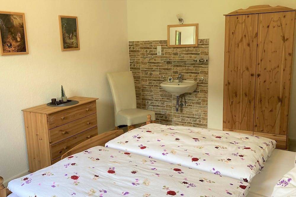Ganze Wohnung, Absolut ruhige Lage, wunderschöne Aussicht, Garten, Ladesäule, Kicker, Dart in Mellenbach-Glasbach, Ostthüringen