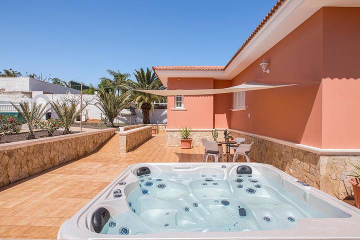 Villa Malena con vistas a la montaña, jacuzzi, Wi-Fi, balcón y terraza; aparcamiento disponible, se admiten mascotas in El Jablito, La Oliva