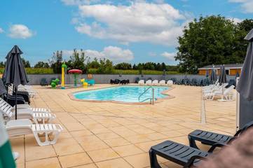 Parc de vacances pour 6 personnes, avec terrasse ainsi que piscine et jardin en Alsace