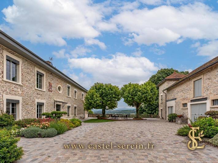 Location de vacances pour 2 personnes, avec Terrasse ainsi que Jardin et Vue dans Maubec (Isère)