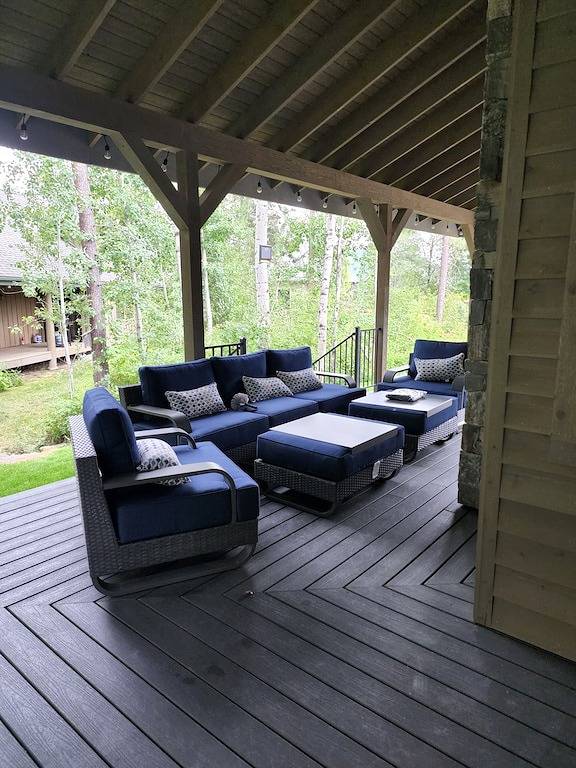 Vacation rental for 12 people, with hot tub and yard in Lake Pend Oreille