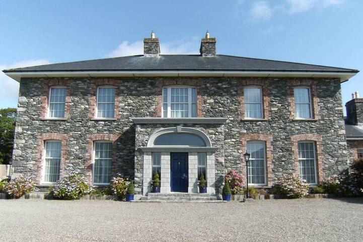Vacation rental for 12 people, with Terrace and Yard in Killarney