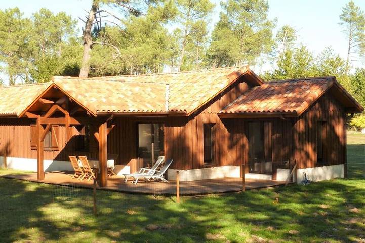 Chalet pour 4 personnes, avec Jacuzzi et Terrasse ainsi que Jardin et Piscine