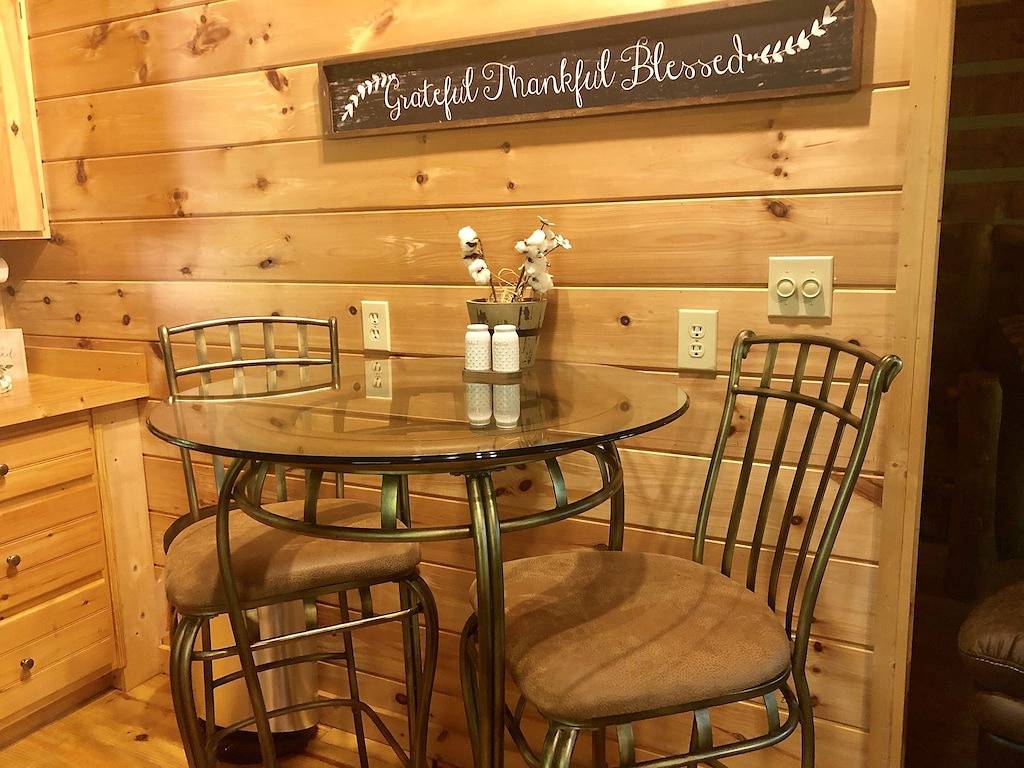 Studio Cabin im Timberwinds Resort, Gemeinschaftspool, privater Whirlpool, gemütlich und komfortabel, Bearadise in Tuckaleechee, Blount County