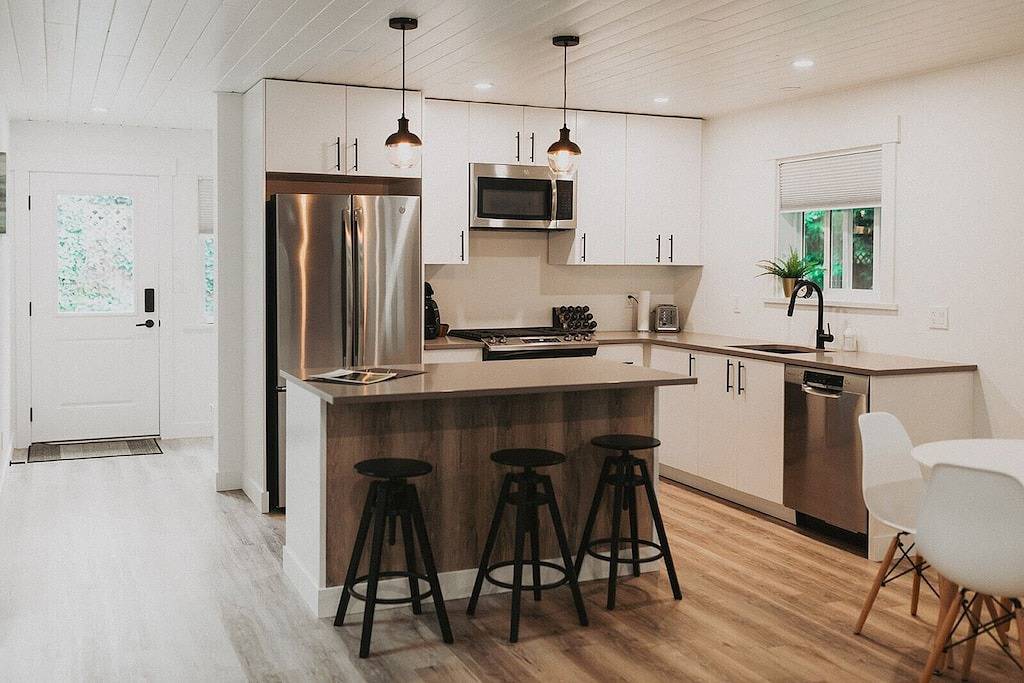 Spacious and modern 2 bedroom 2 bathroom cottage with private yard. in Sunshine Coast Regional District