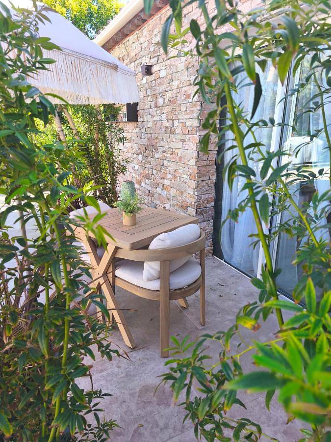 Location de vacances pour 3 personnes, avec Terrasse ainsi que Piscine et Vue à Lunel - 3